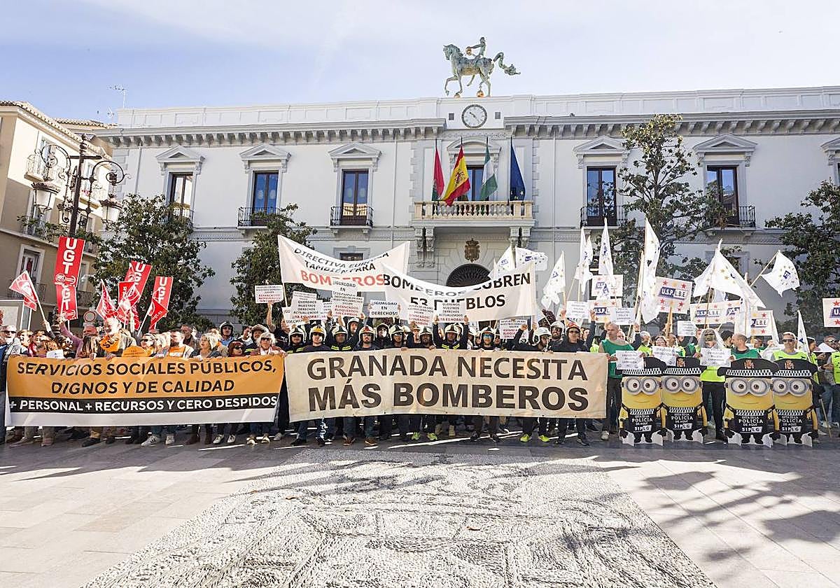 Trabajadores de Policía Local, Bomberos y Servicios Sociales reclaman mejoras en la plaza del Carmen este viernes.