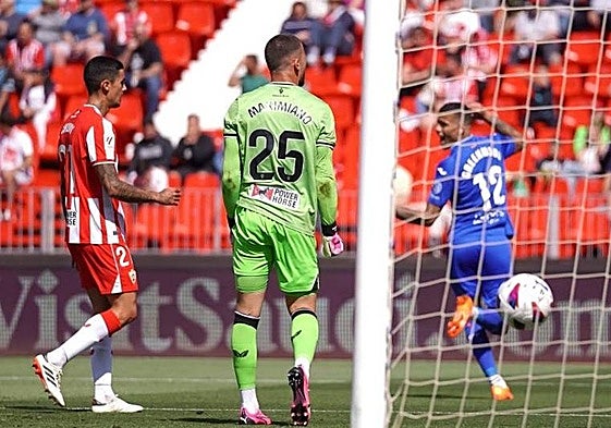 Greenwood celebra, mientras Chumi y Maximiano lamentan.