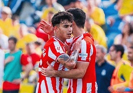 Marcos Peña y Gonzalo Melero parecen bailar en Las Palmas, el día del único triunfo.