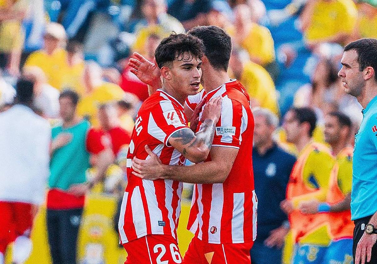 Marcos Peña y Gonzalo Melero parecen bailar en Las Palmas, el día del único triunfo.