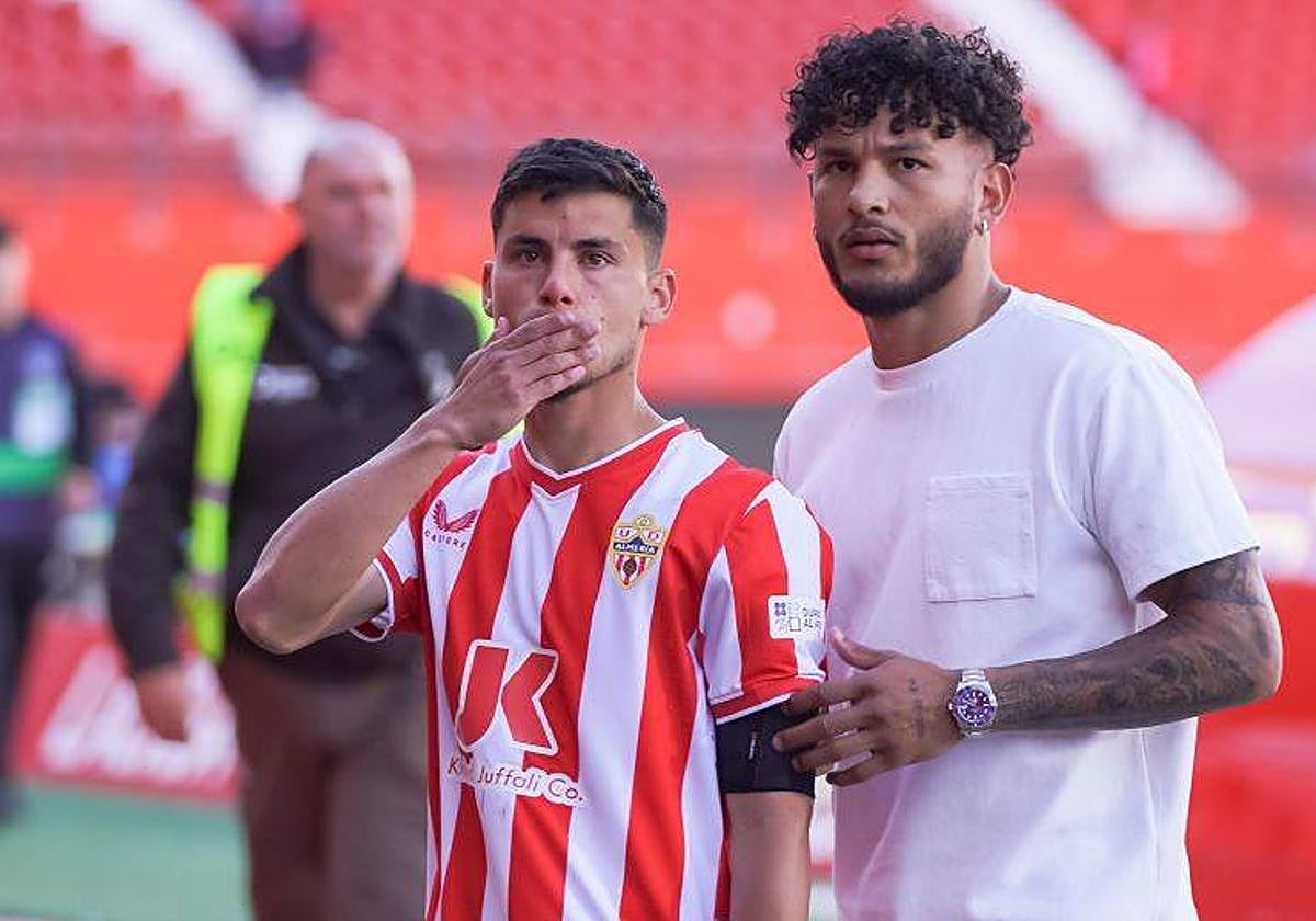 Robertone, con lágrimas, lanza besos a la afición, consolado por Luis Suárez.