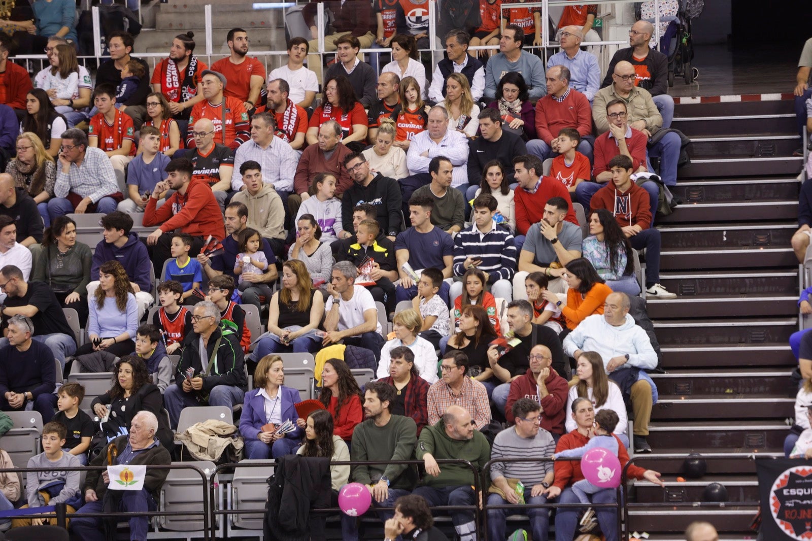 Encuéntrate en la grada durante el Covirán Granada - Breogán