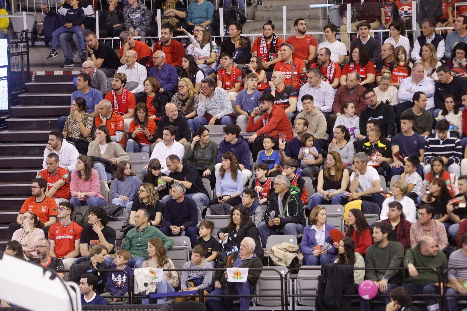 Encuéntrate en la grada durante el Covirán Granada - Breogán