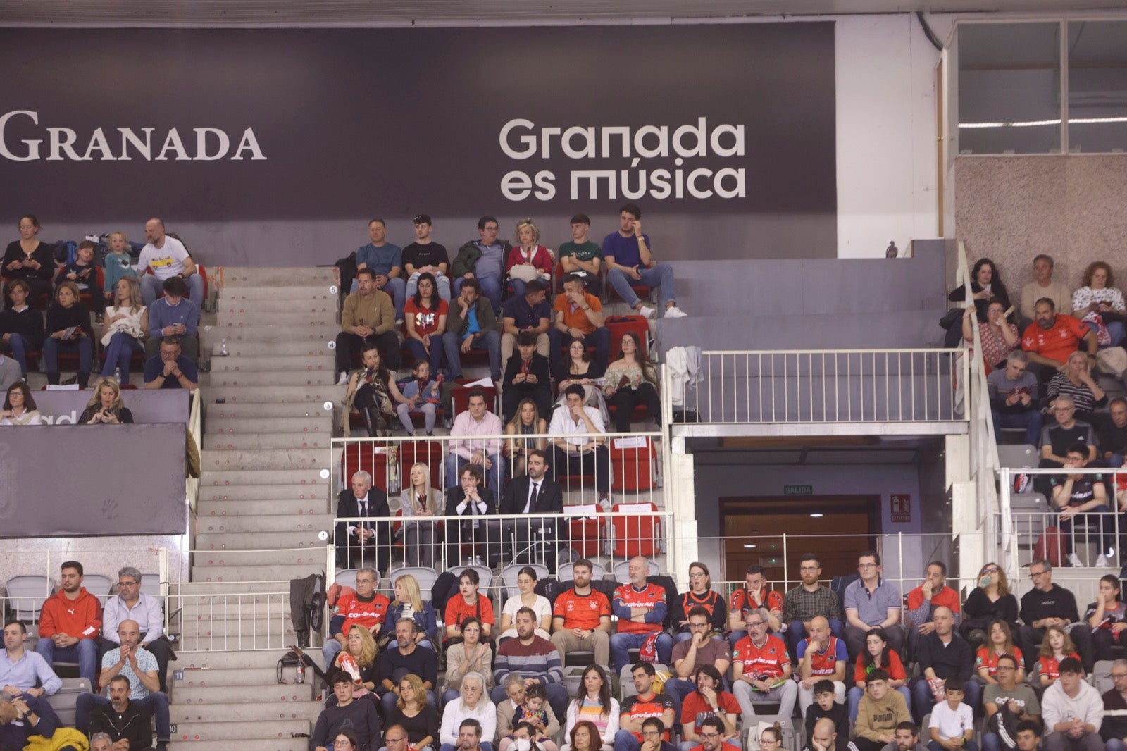 Encuéntrate en la grada durante el Covirán Granada - Breogán