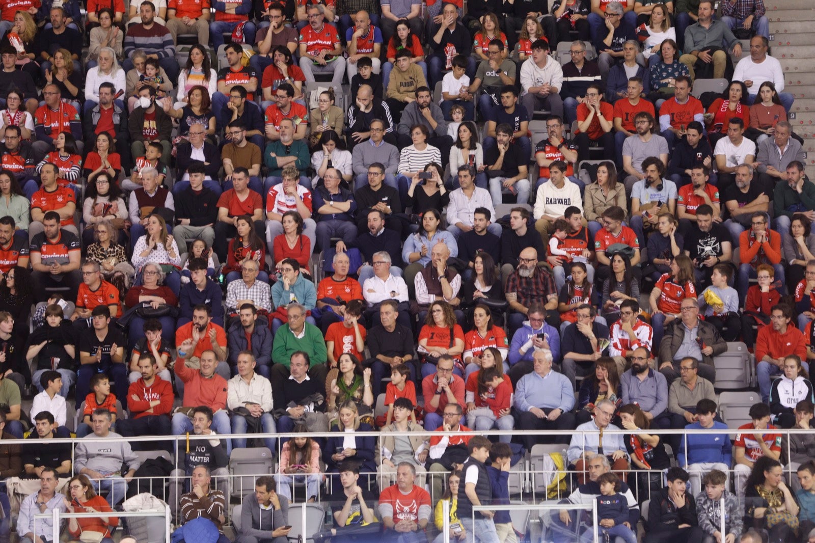 Encuéntrate en la grada durante el Covirán Granada - Breogán