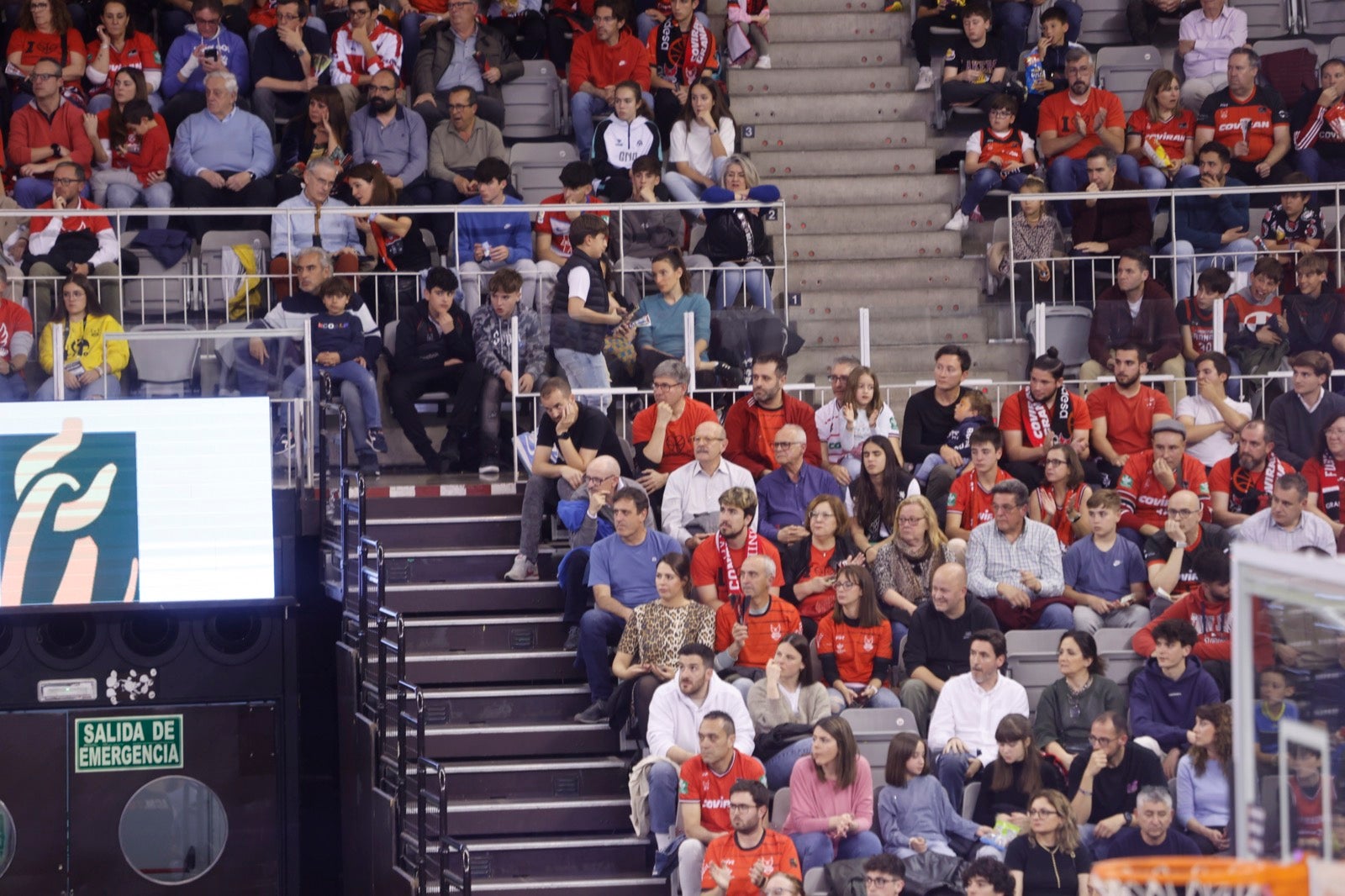Encuéntrate en la grada durante el Covirán Granada - Breogán