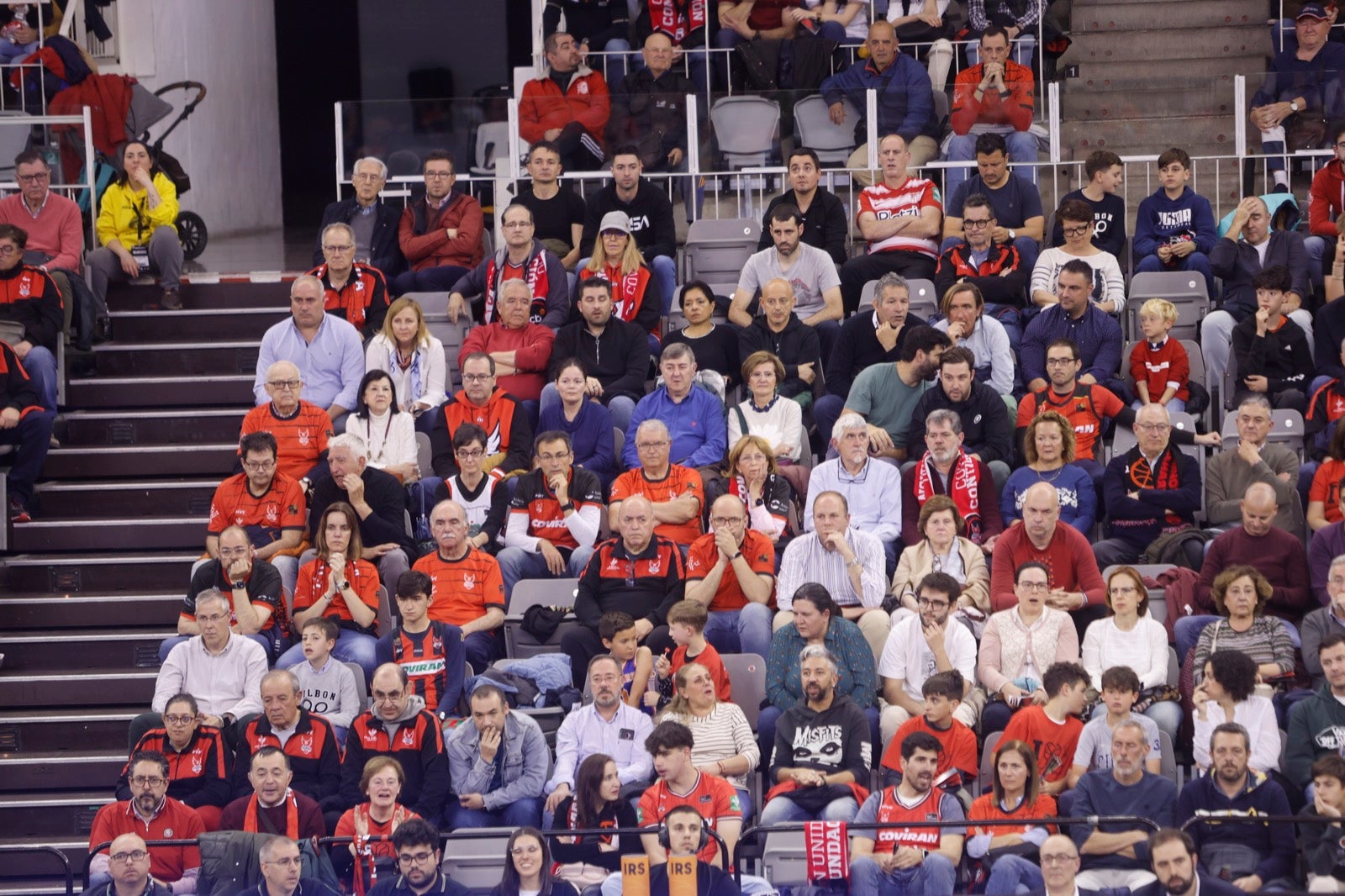 Encuéntrate en la grada durante el Covirán Granada - Breogán