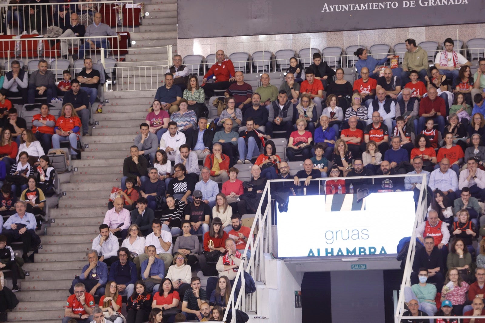 Encuéntrate en la grada durante el Covirán Granada - Breogán