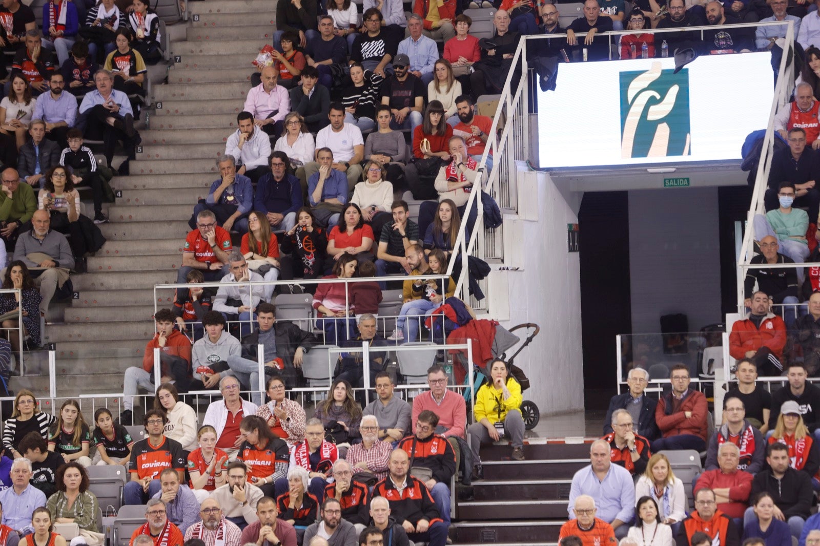 Encuéntrate en la grada durante el Covirán Granada - Breogán