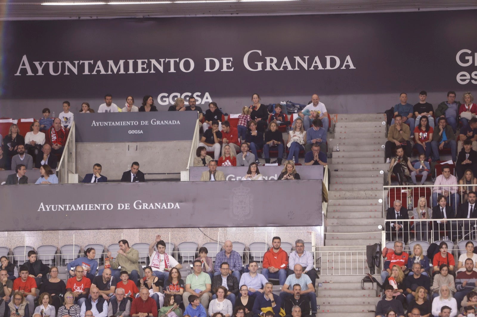 Encuéntrate en la grada durante el Covirán Granada - Breogán