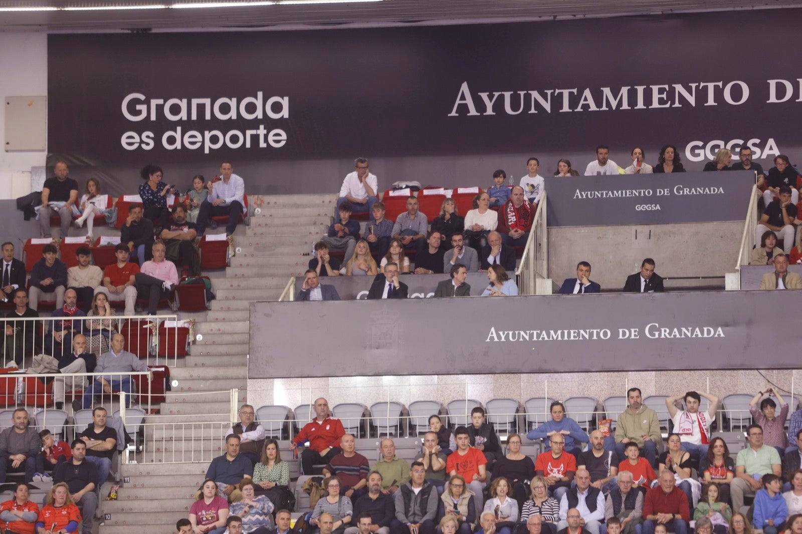 Encuéntrate en la grada durante el Covirán Granada - Breogán