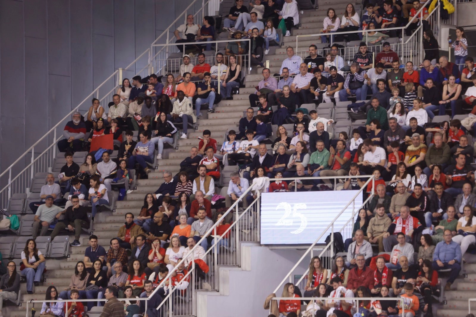 Encuéntrate en la grada durante el Covirán Granada - Breogán