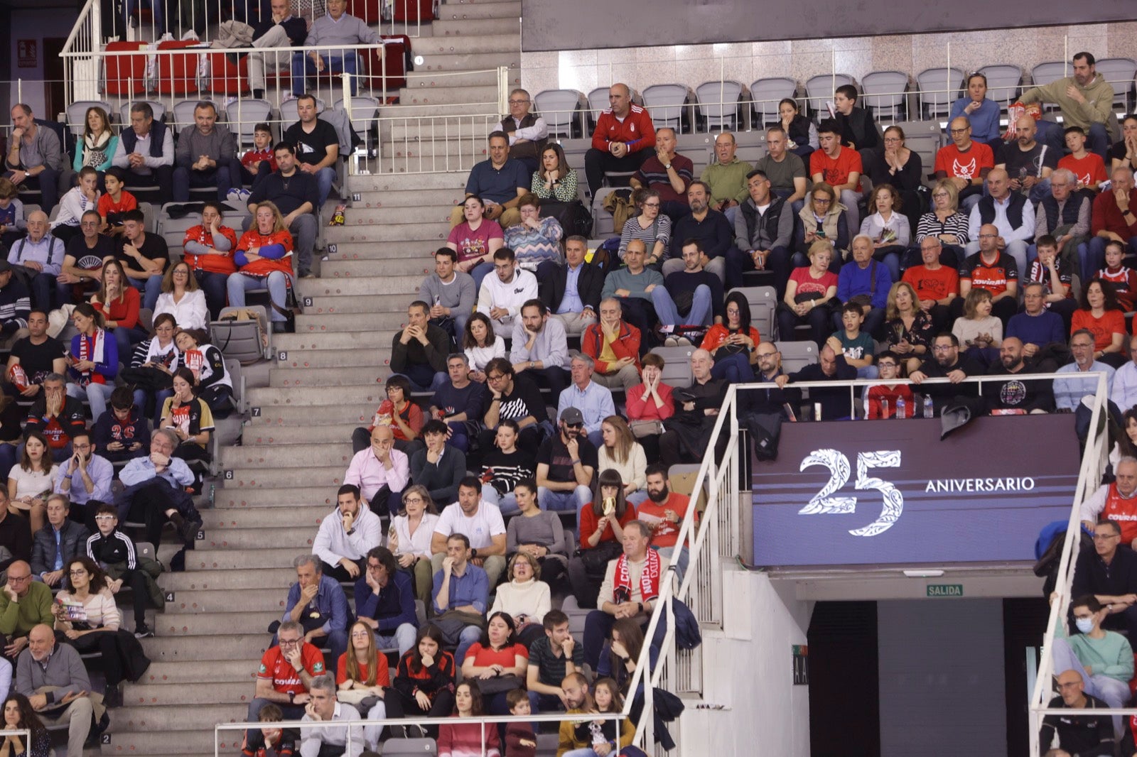 Encuéntrate en la grada durante el Covirán Granada - Breogán