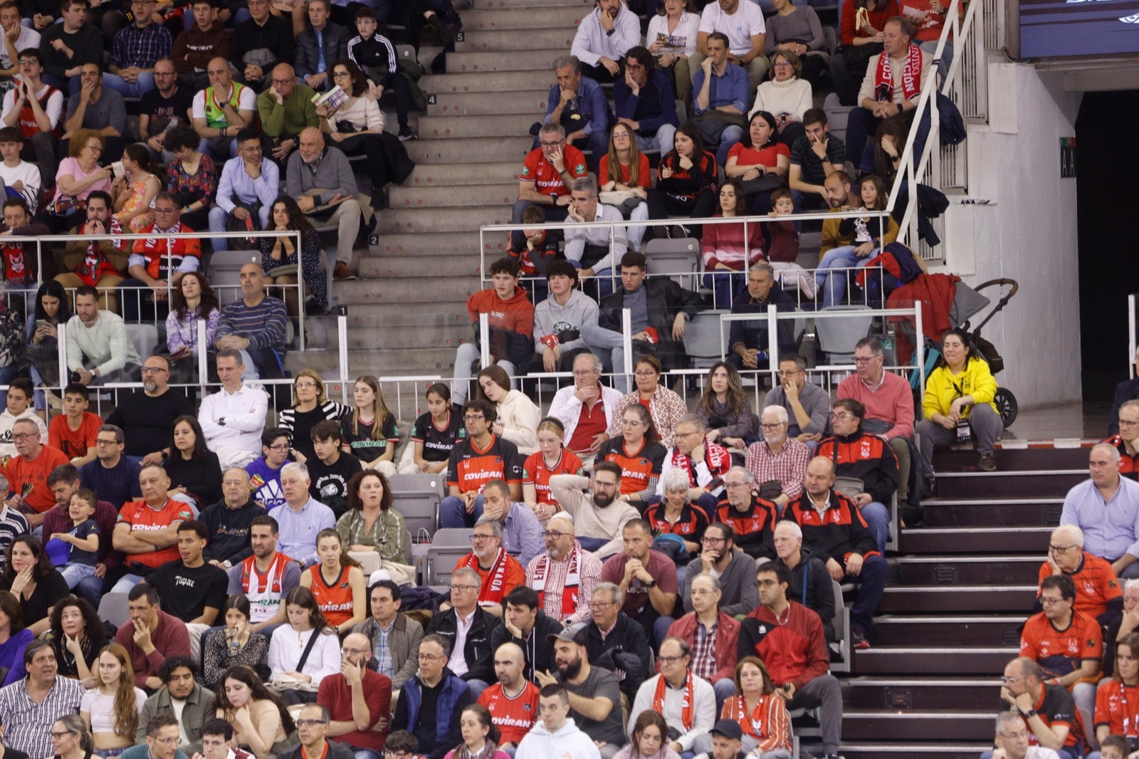 Encuéntrate en la grada durante el Covirán Granada - Breogán