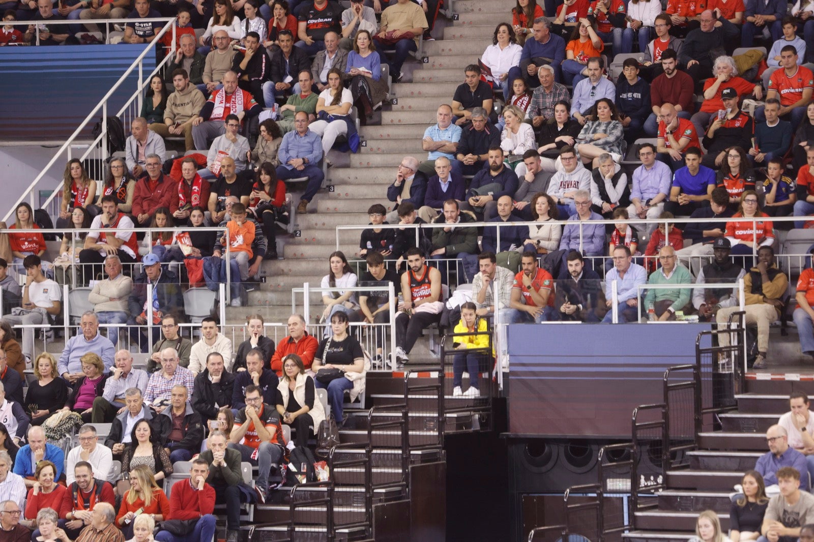 Encuéntrate en la grada durante el Covirán Granada - Breogán