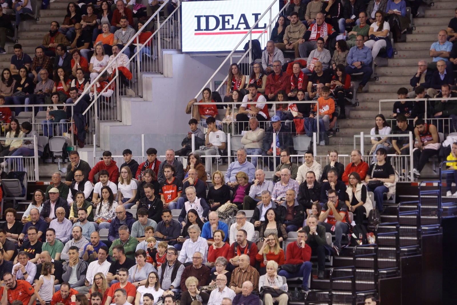 Encuéntrate en la grada durante el Covirán Granada - Breogán