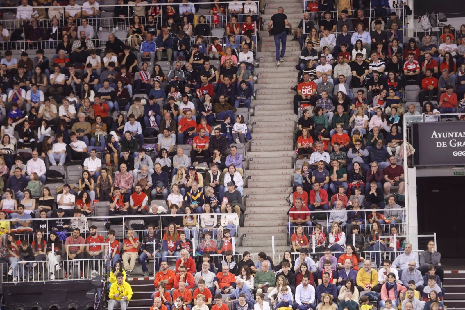 Encuéntrate en la grada durante el Covirán Granada - Breogán