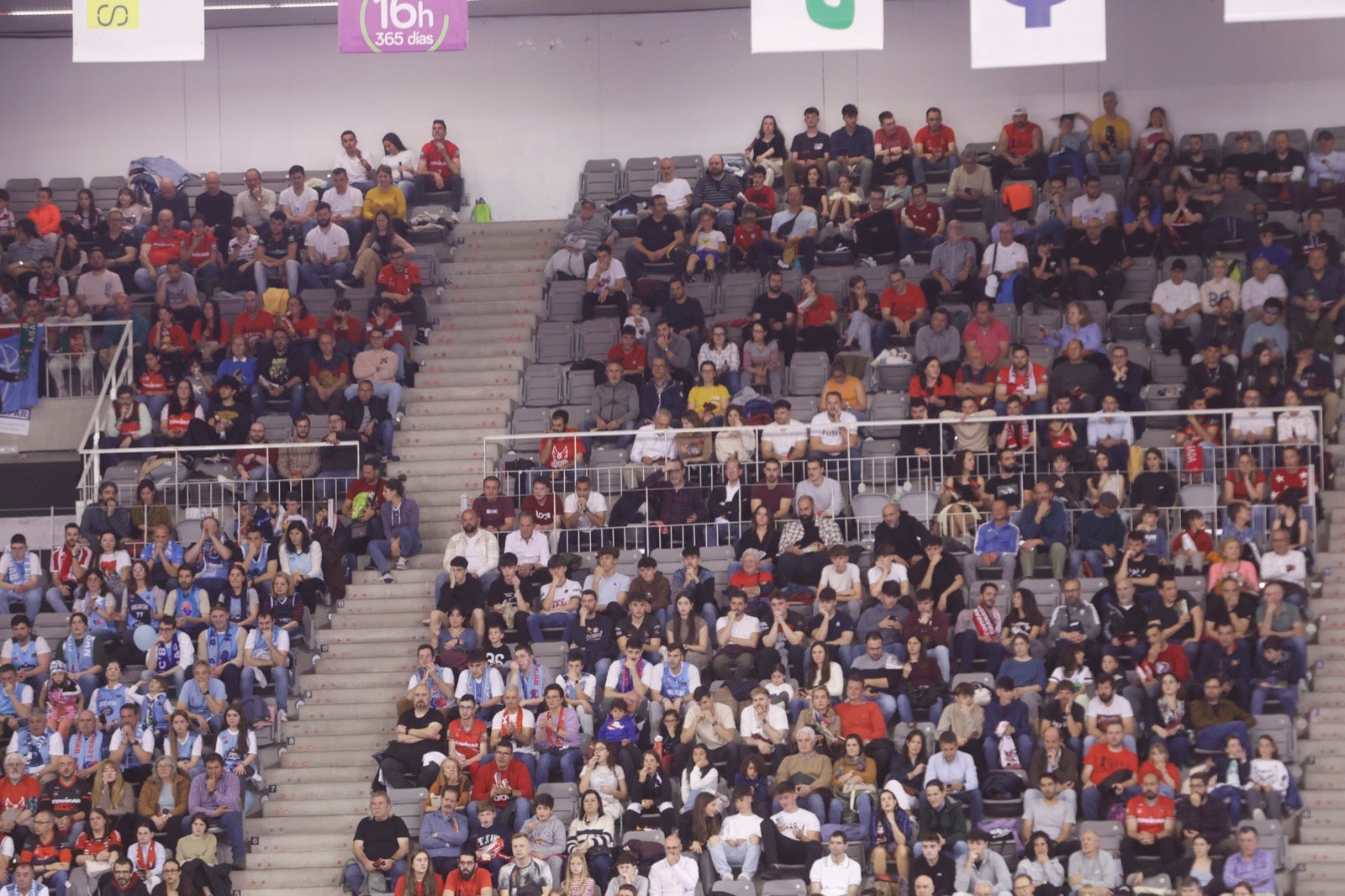 Encuéntrate en la grada durante el Covirán Granada - Breogán