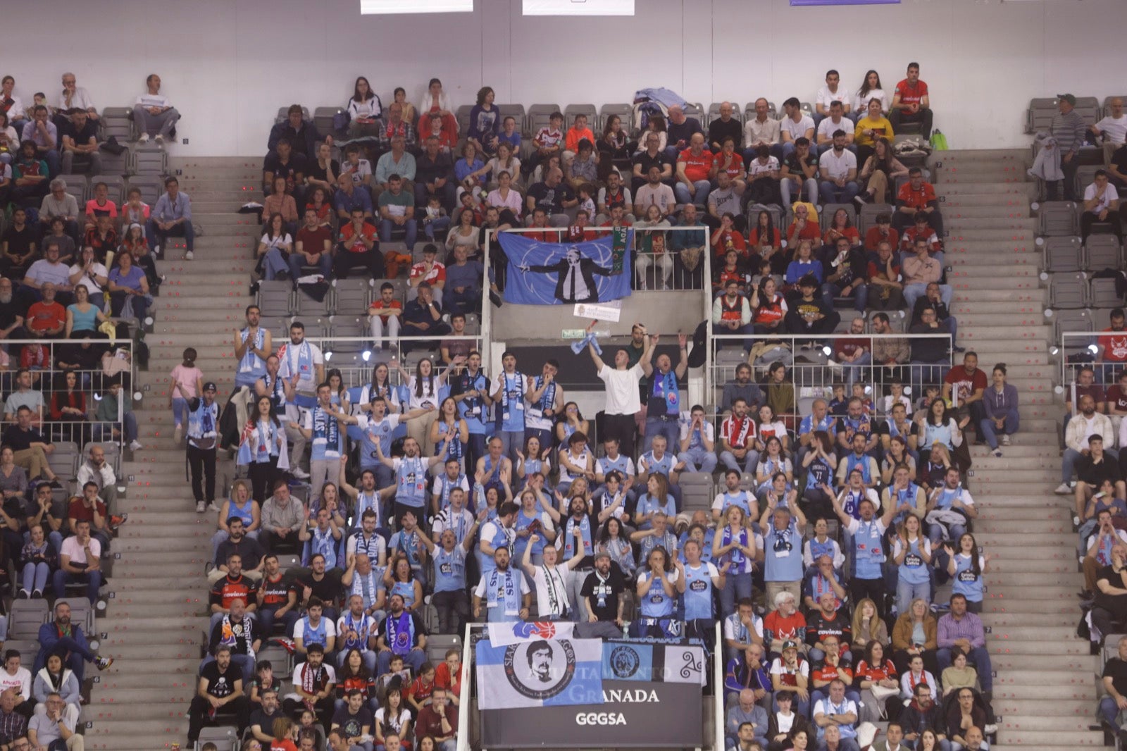Encuéntrate en la grada durante el Covirán Granada - Breogán