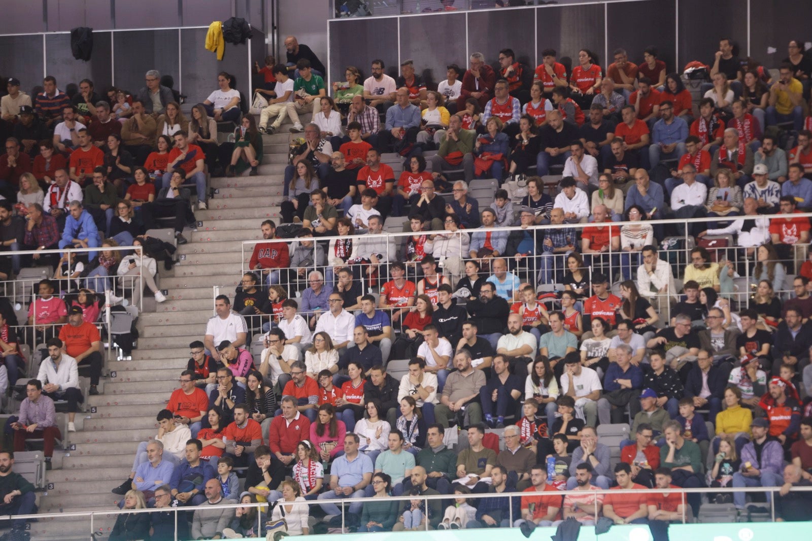 Encuéntrate en la grada durante el Covirán Granada - Breogán