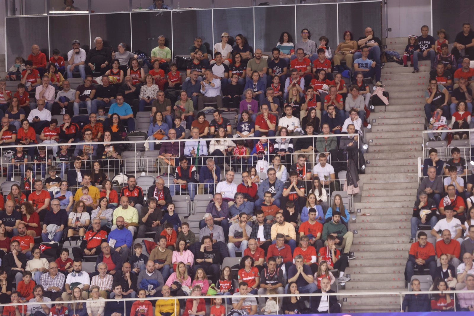 Encuéntrate en la grada durante el Covirán Granada - Breogán