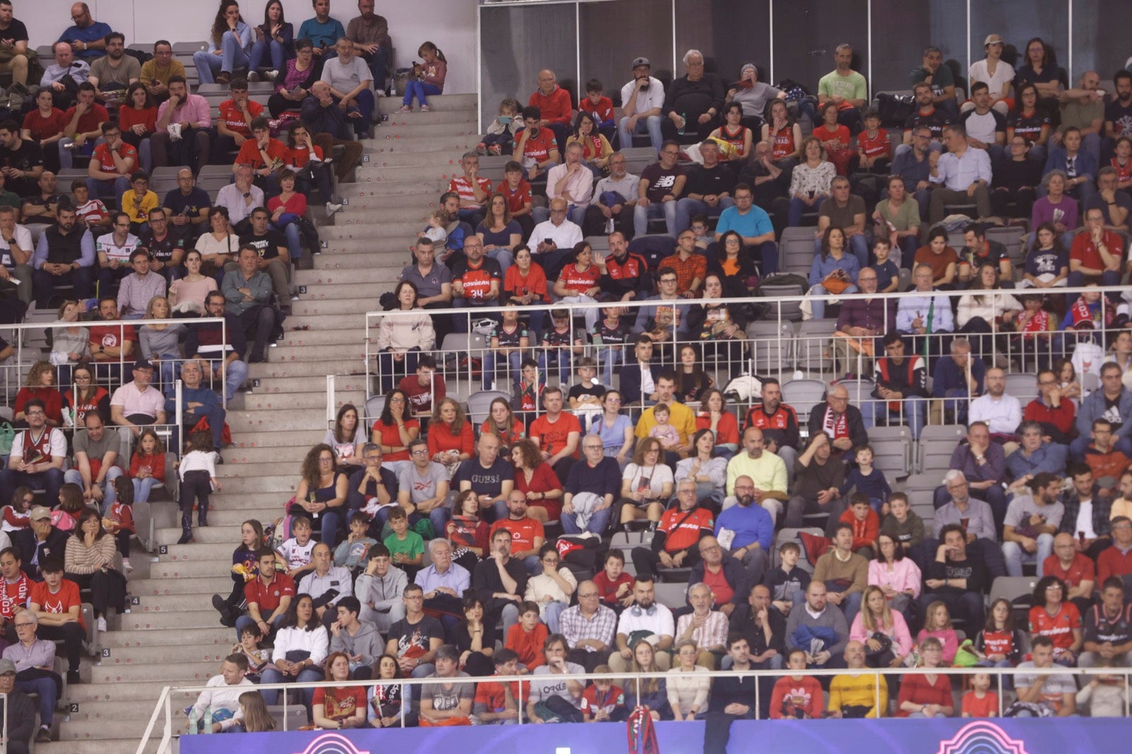 Encuéntrate en la grada durante el Covirán Granada - Breogán