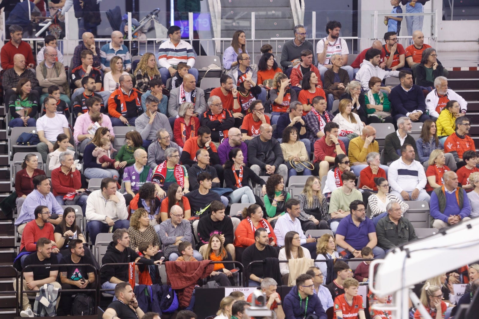 Encuéntrate en la grada durante el Covirán Granada - Breogán