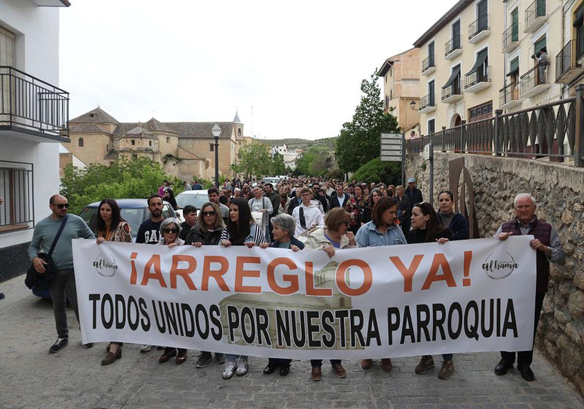 Manifestación convocada para exigir el arreglo de la iglesia.