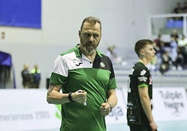 Carlos Carreño, pensativo en el último partido de competición.