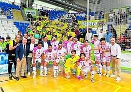 La plantilla del Jaén Paraíso Interior FS celebra el triunfo cosechado en el palacio municipal de deportes de Son Moix.