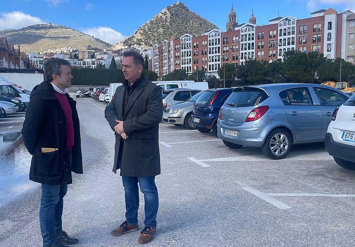 Julio Millán y Javier Padorno visitan uno de los aparcamientos.