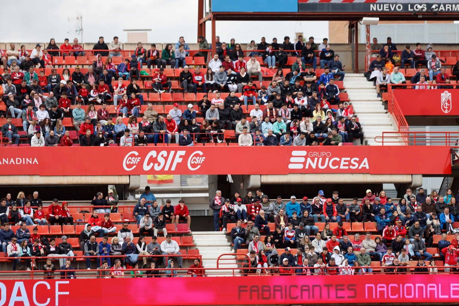 Encuéntrate en la grada en el partido entre Granada y Osasuna