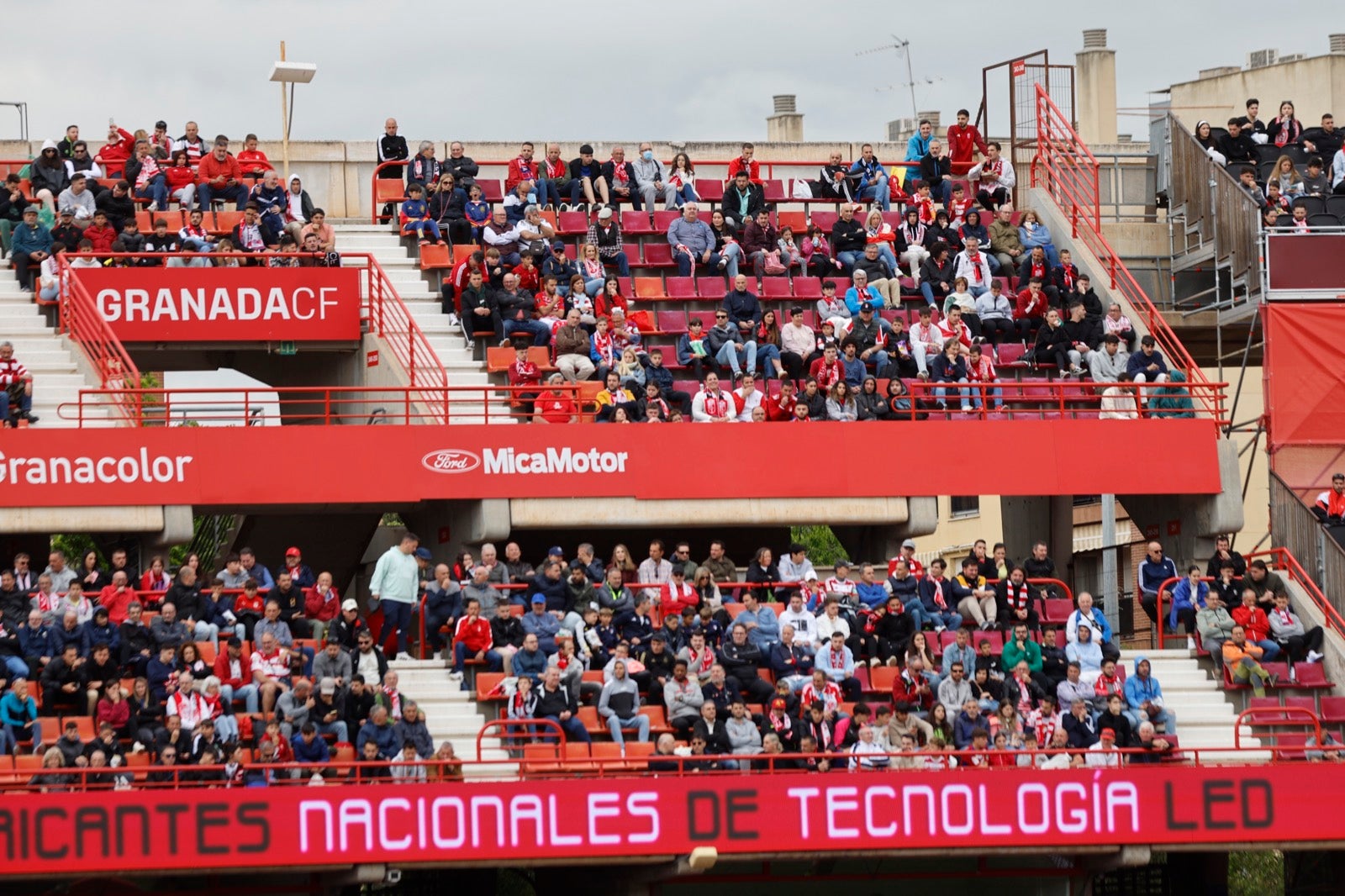Encuéntrate en la grada en el partido entre Granada y Osasuna