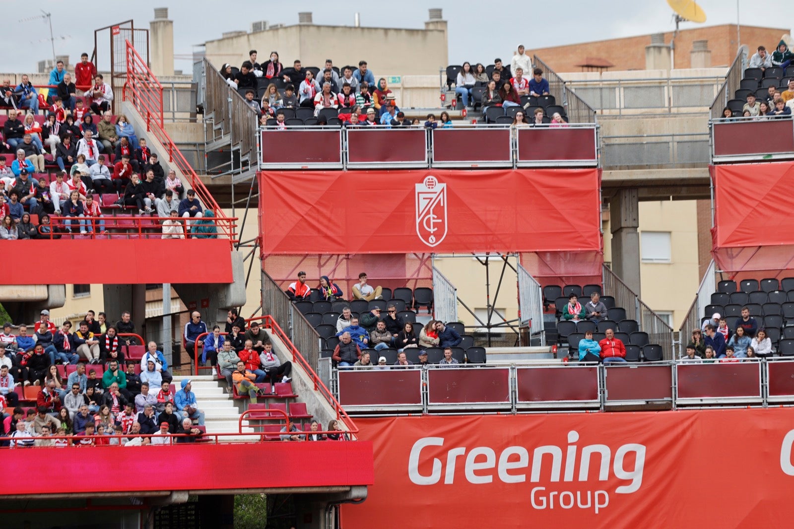 Encuéntrate en la grada en el partido entre Granada y Osasuna