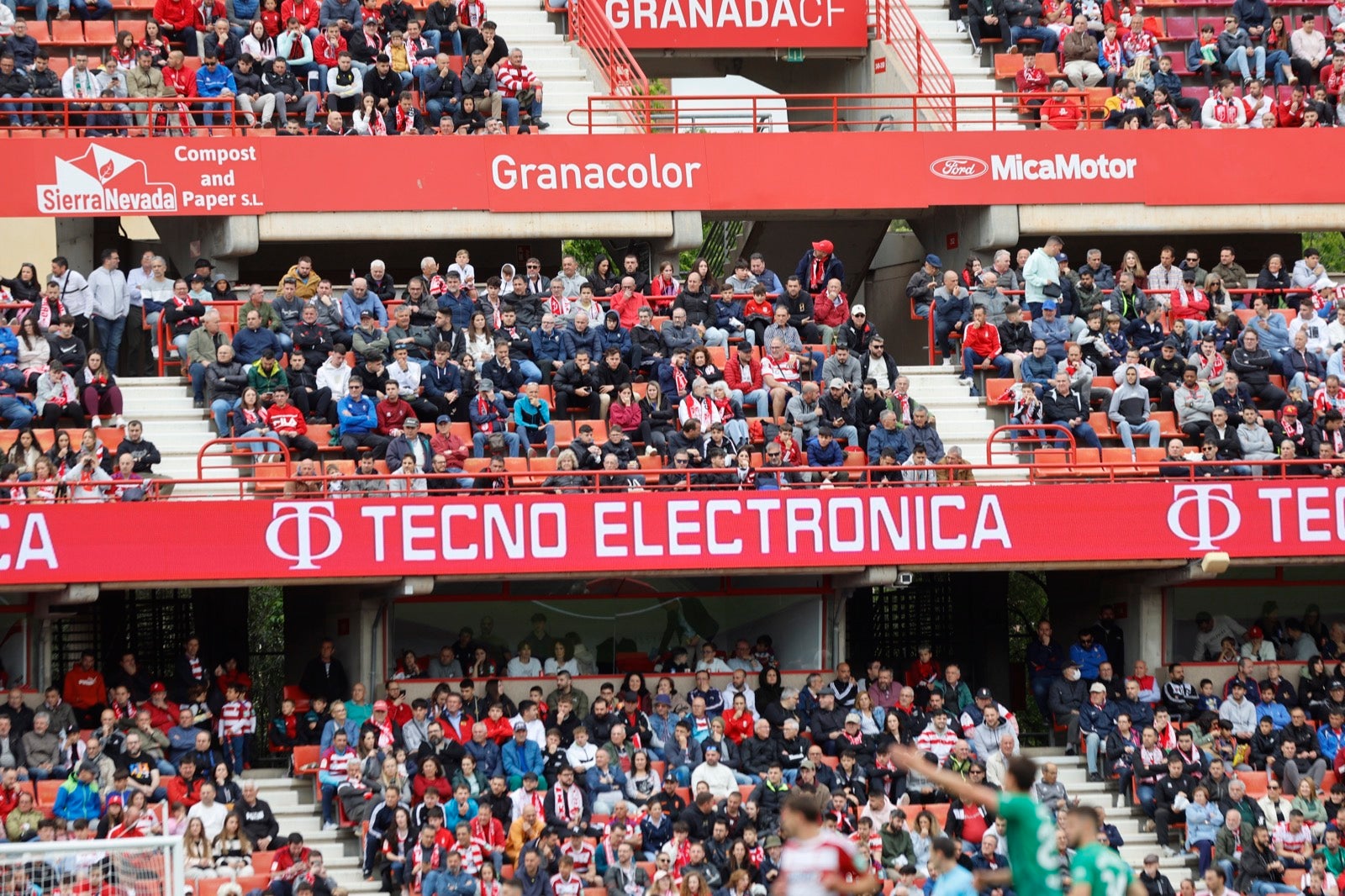 Encuéntrate en la grada en el partido entre Granada y Osasuna