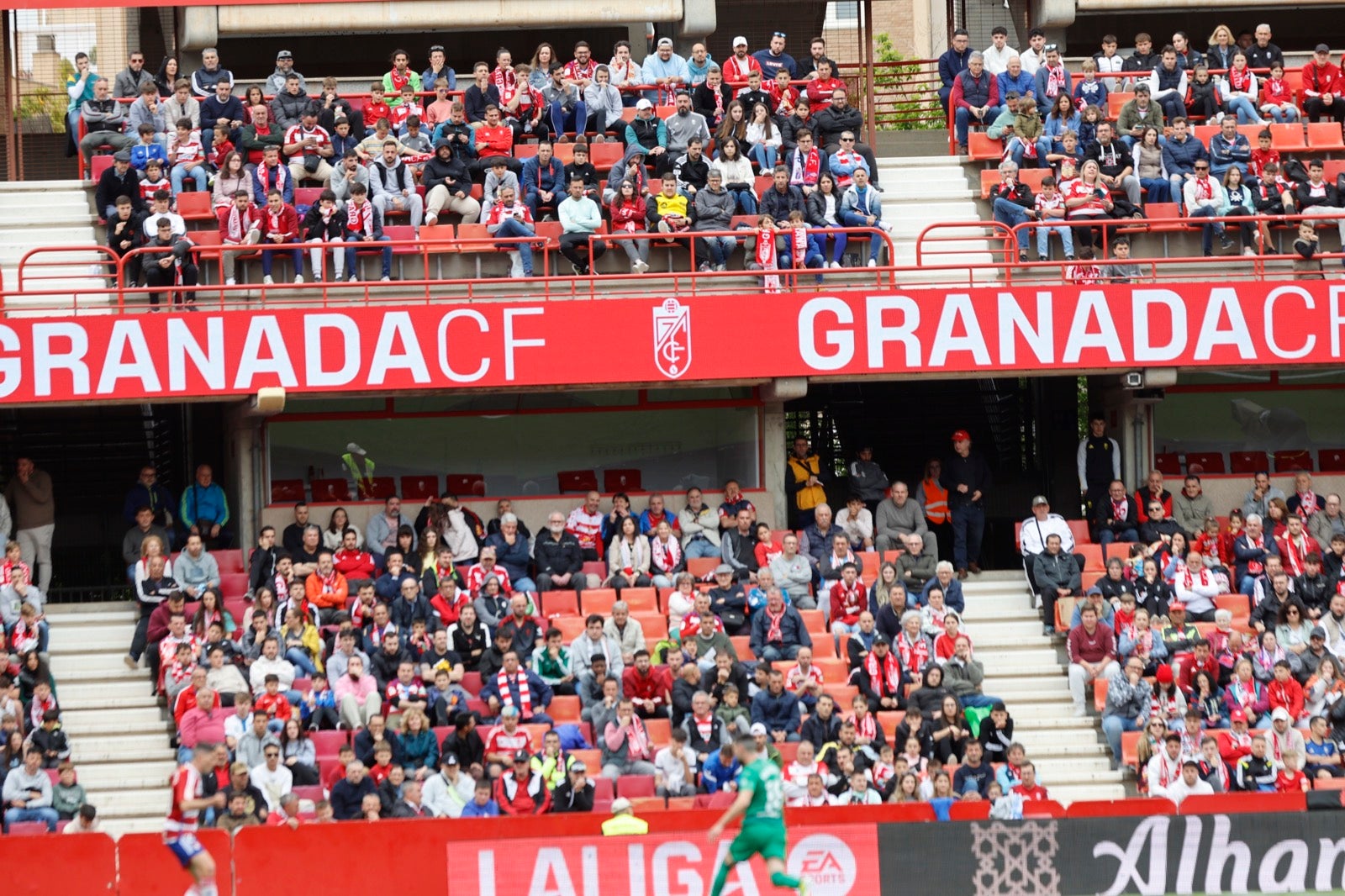 Encuéntrate en la grada en el partido entre Granada y Osasuna