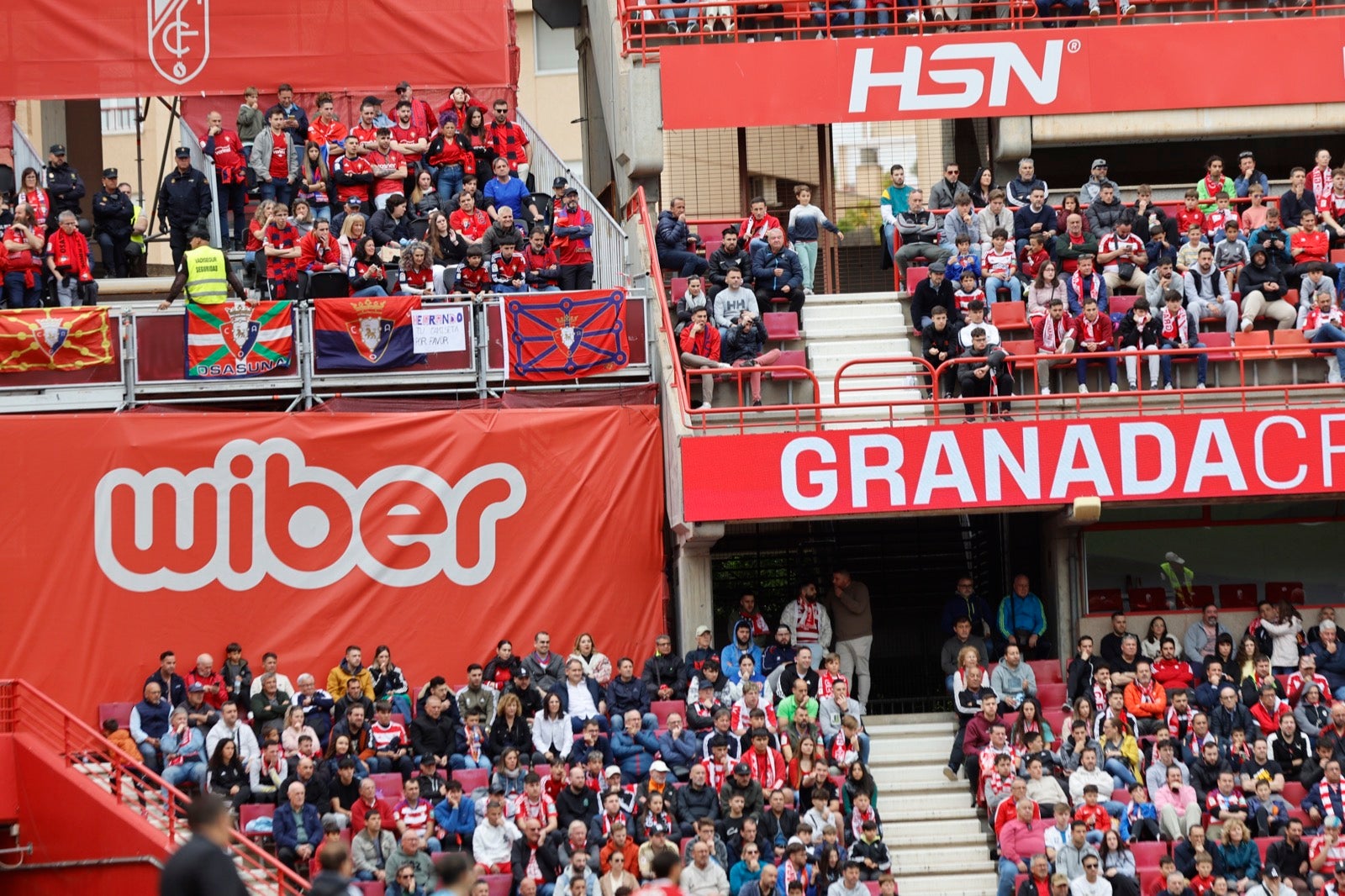 Encuéntrate en la grada en el partido entre Granada y Osasuna