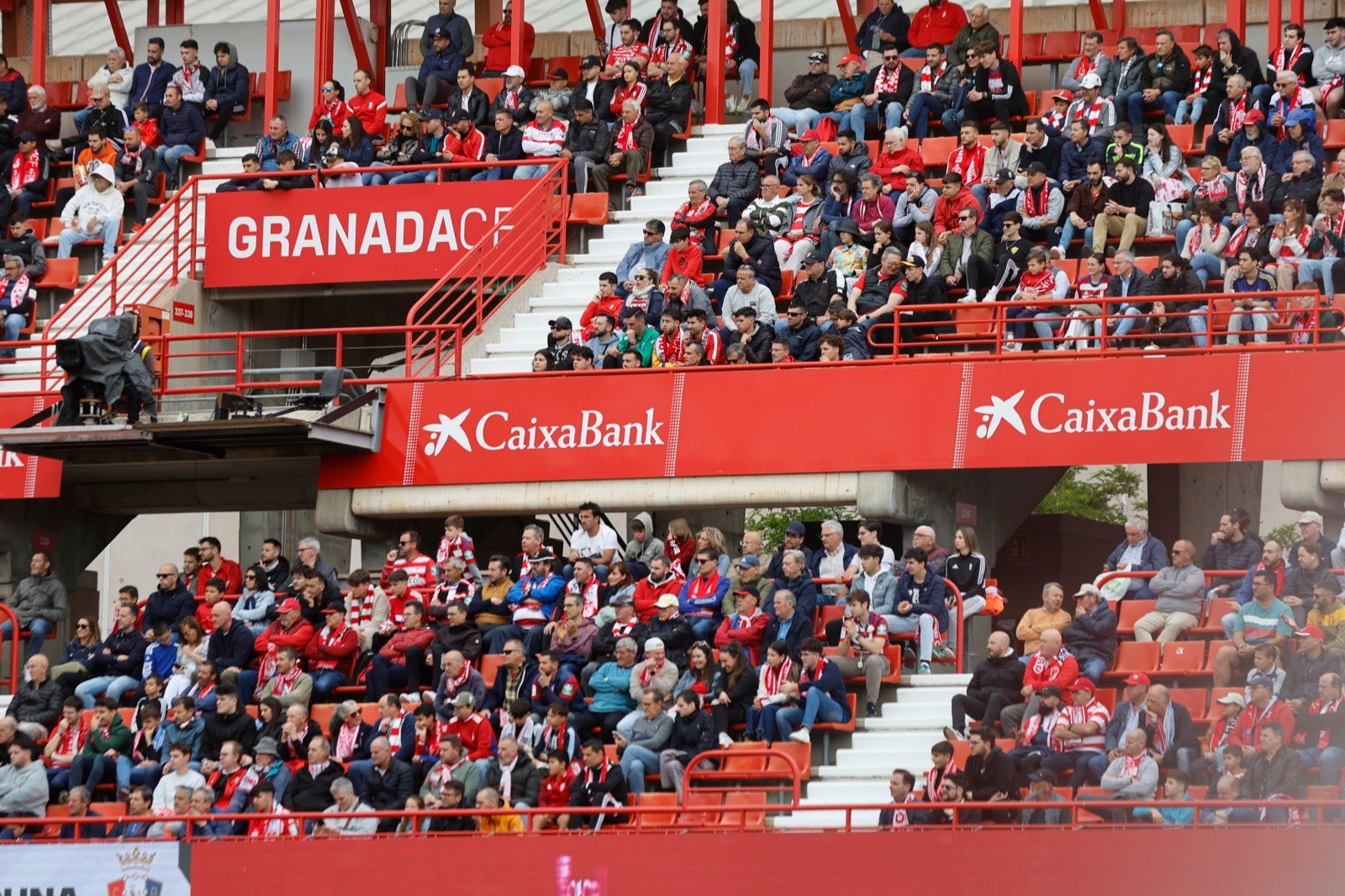 Encuéntrate en la grada en el partido entre Granada y Osasuna