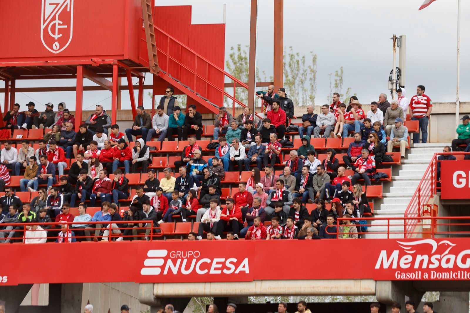 Encuéntrate en la grada en el partido entre Granada y Osasuna