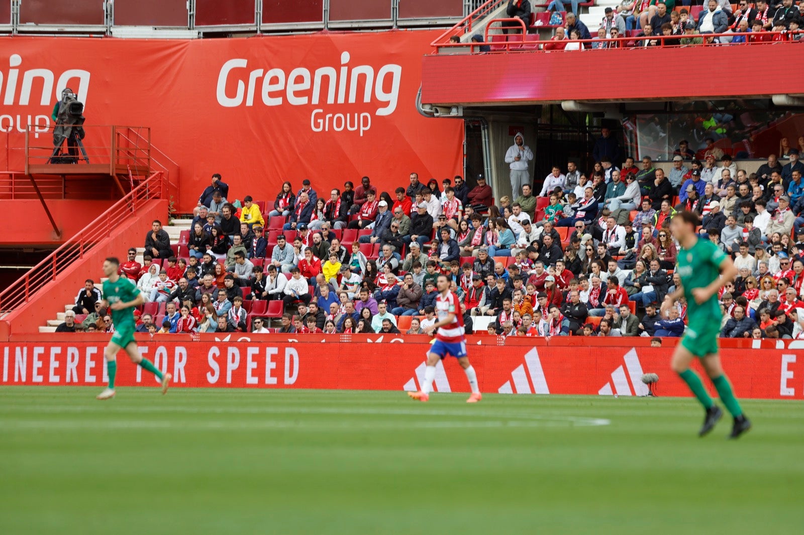 Encuéntrate en la grada en el partido entre Granada y Osasuna