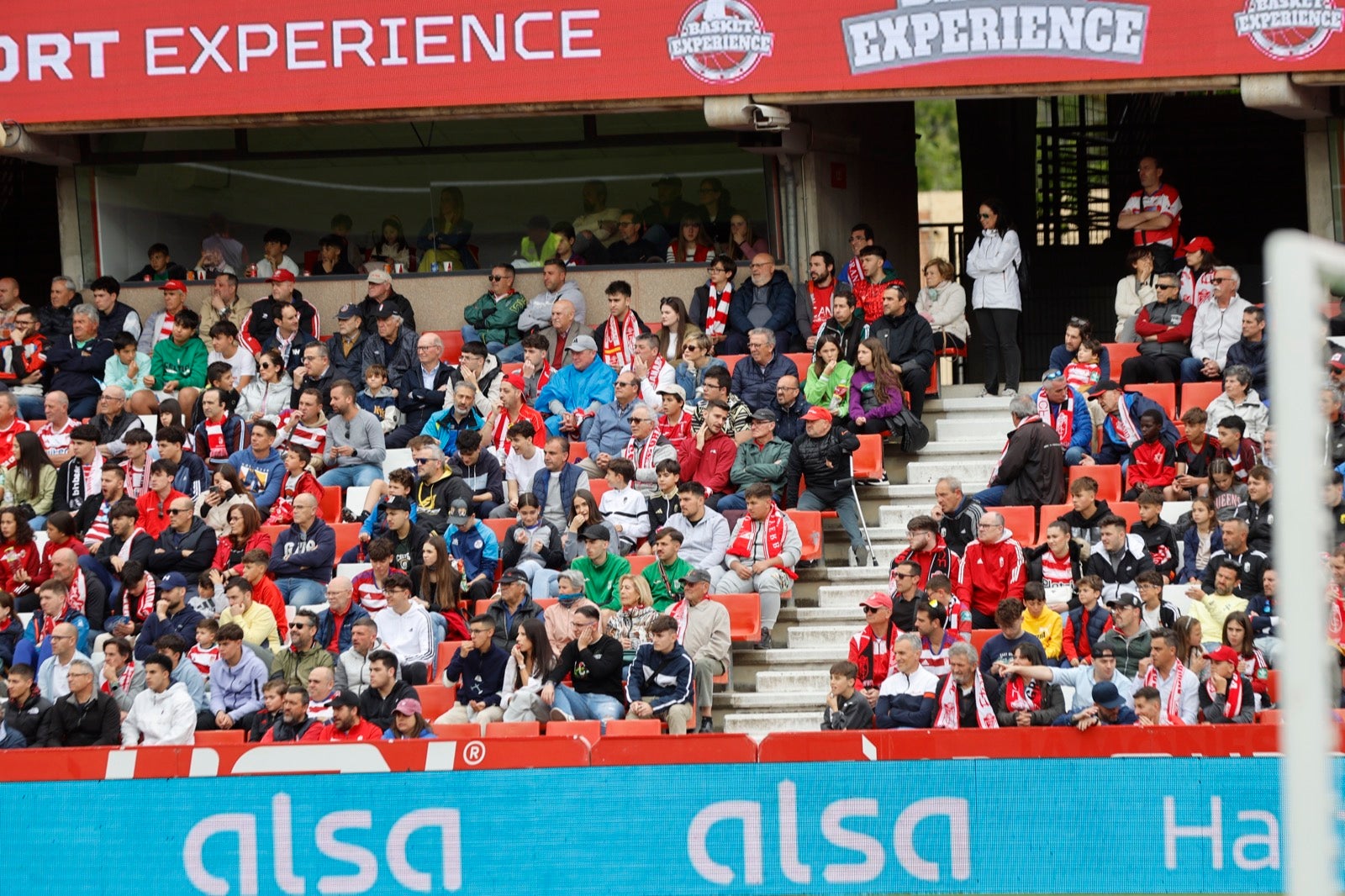 Encuéntrate en la grada en el partido entre Granada y Osasuna