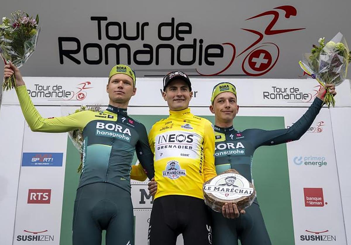 Carlos Rodríguez, escoltado en el podio final deRomandía por Aleksandr Vlasov, a la derecha, y Florian Lipowitz, a su izquierda.