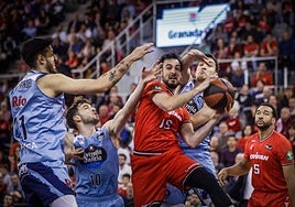 Lluís Costa busca la canasta entre varios defensores en el partido ante Río Breogán.