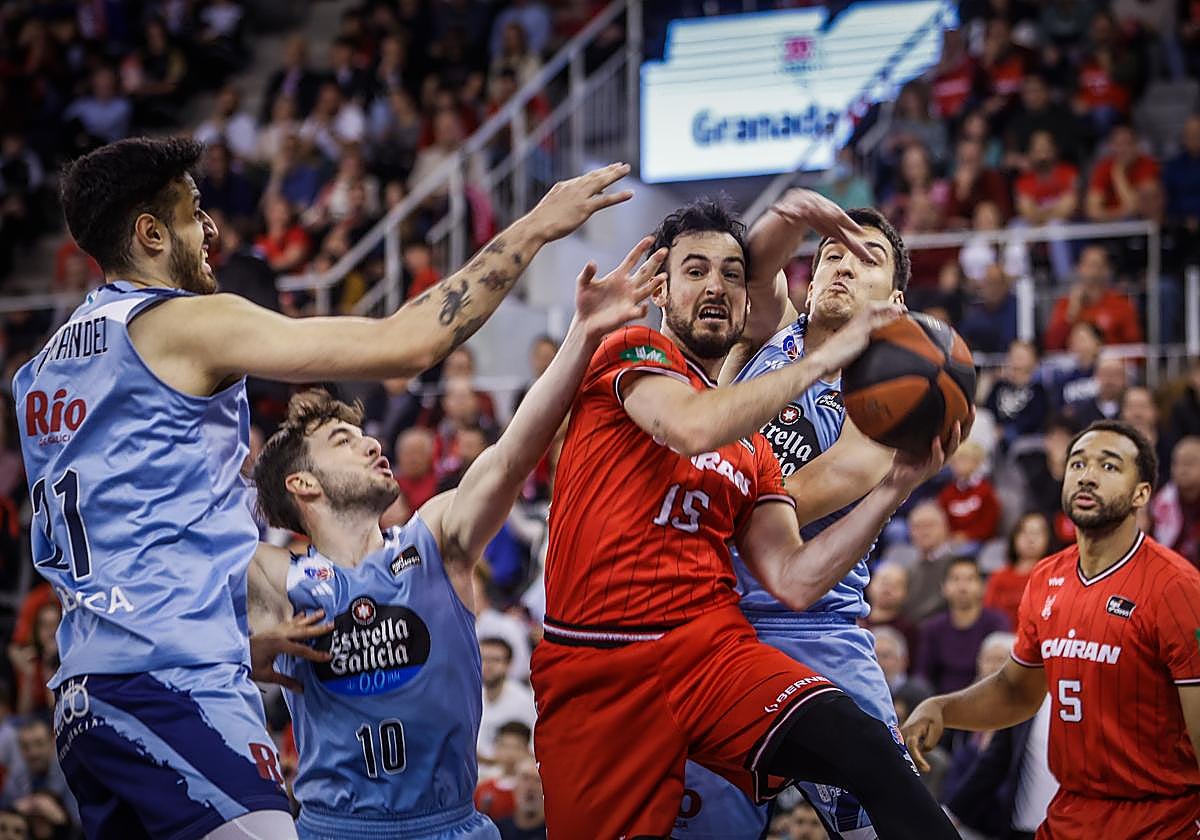 Lluís Costa busca la canasta entre varios defensores en el partido ante Río Breogán.