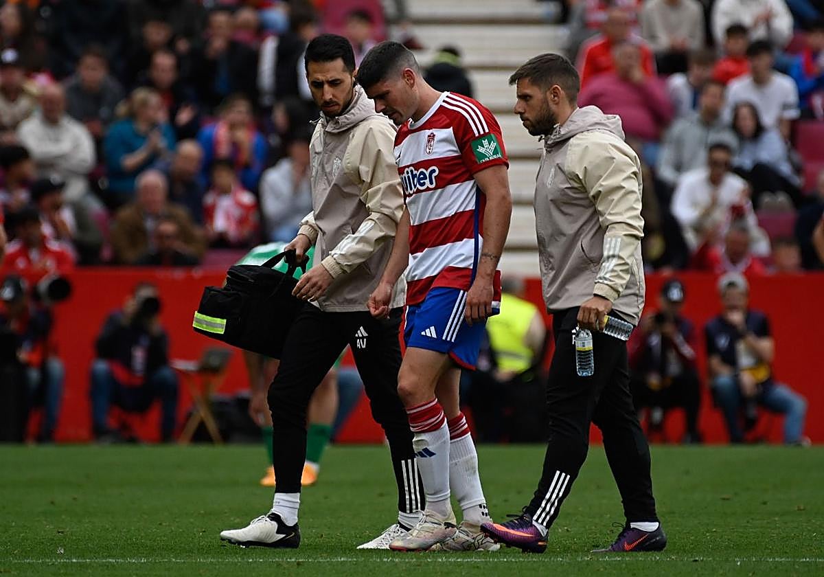 Sergio Ruiz se retira cargado.