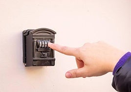 Cajetín con clave para acceder a la llave de un apartamento turístico.