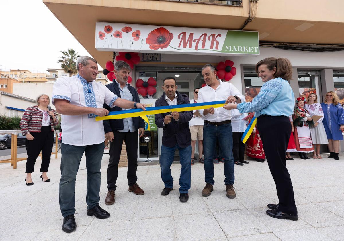 Imagen principal - Corte de la cinta inaugural, una muestar de las bebidas que ofrecen y el interior de la tienda solidaria.