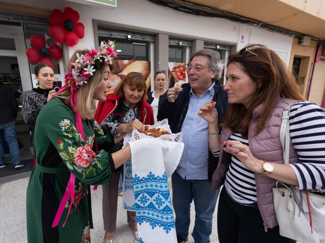 Ofrenda de pan y sal típica de Ucrania para celebrar la inauguración de la tienda solidaria.