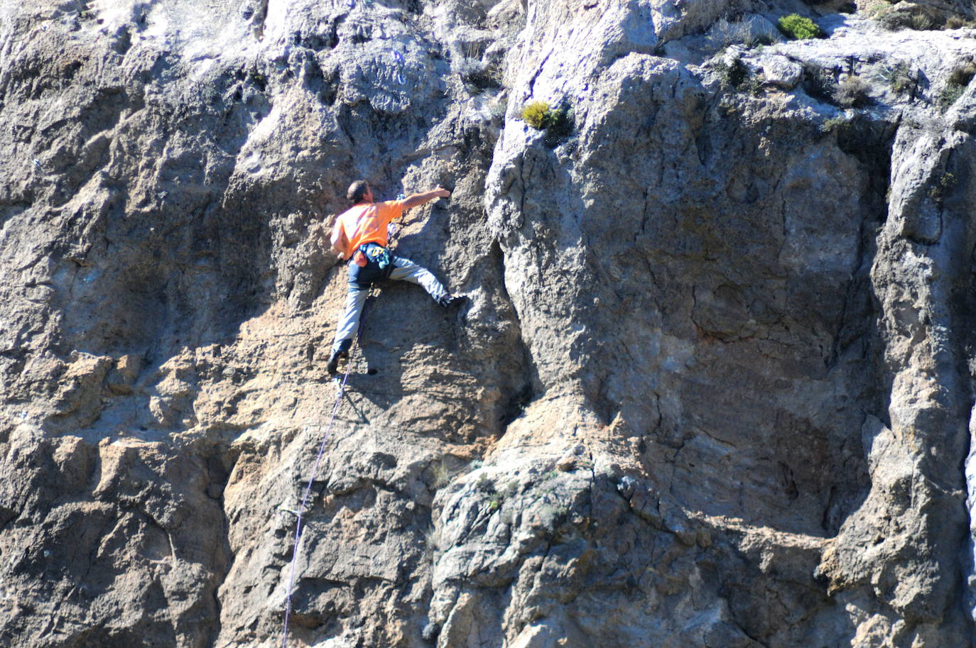 Práctica de la escalada desde los tajos junto a la carretera de la Alfaguara.