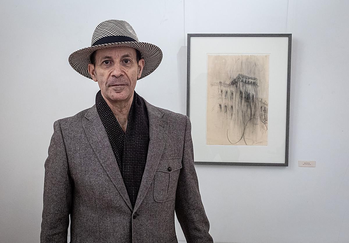 El pintor Javier G. Alcantud, ante una de sus obras, en la Casa de Zafra.